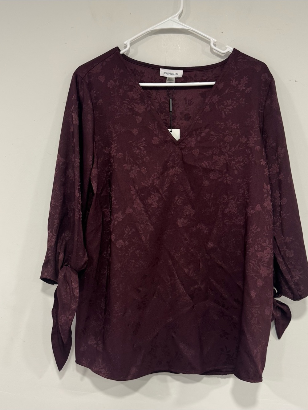 NWT Calvin Klein Women's Deep Burgundy Floral V-Neck Tie-Sleeve Blouse Sz L